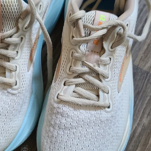 Brooks Women’s Lightweight Neutral Running Shoe - Pale Pink - Picture 4 of 9